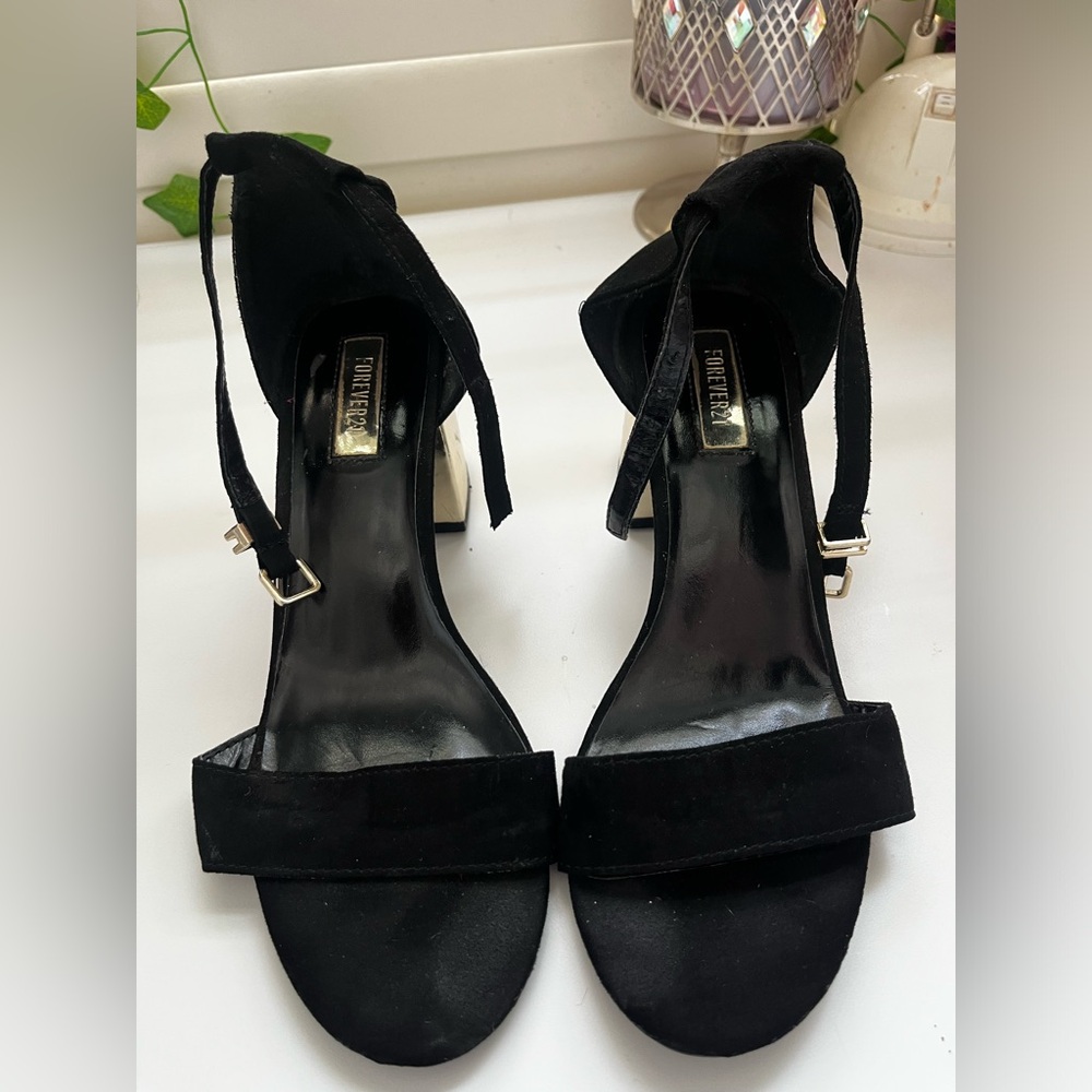 Forever 21 black & gold 2 inch heels